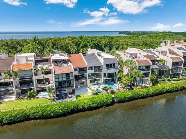 6112 Paradise Point Dr, Palmetto Bay, FL 33157