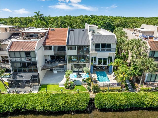6112 Paradise Point Dr, Palmetto Bay, FL 33157