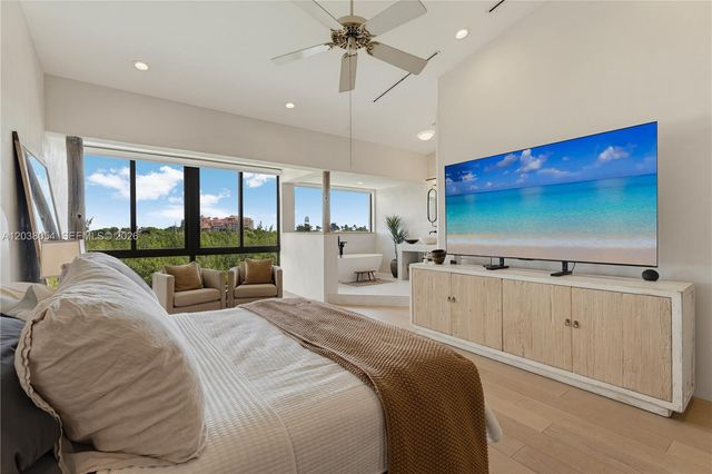 6112 Paradise Point Dr, Palmetto Bay, FL 33157