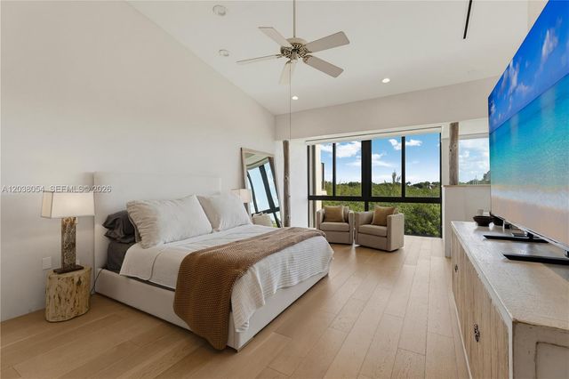 6112 Paradise Point Dr, Palmetto Bay, FL 33157