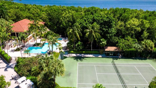 6112 Paradise Point Dr, Palmetto Bay, FL 33157