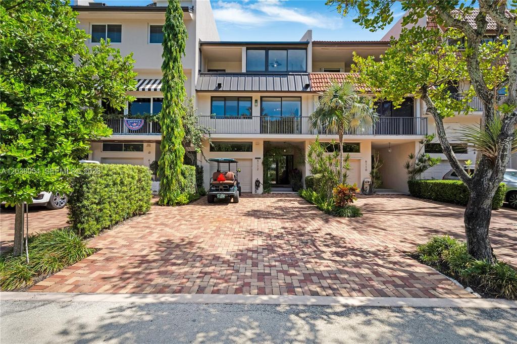 6112 Paradise Point Dr, Palmetto Bay, FL 33157