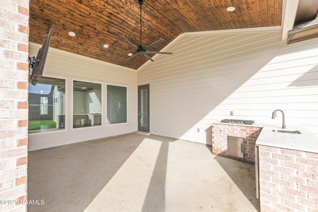 102 Queen Palm Circle, Youngsville, LA 70592