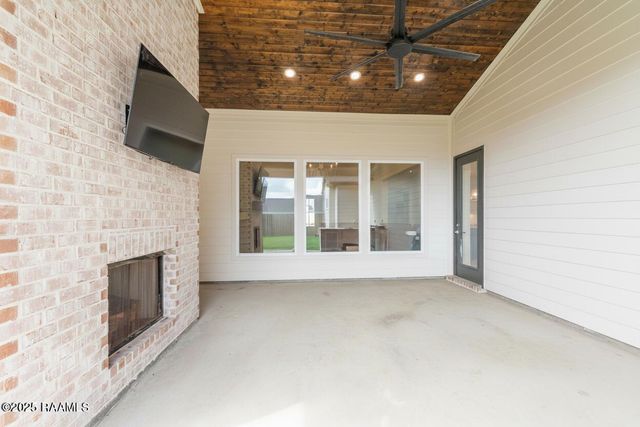 102 Queen Palm Circle, Youngsville, LA 70592