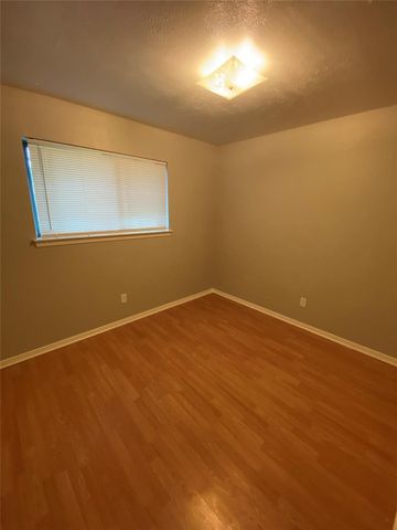 1102 Laurelhill Court, Arlington, TX 76015