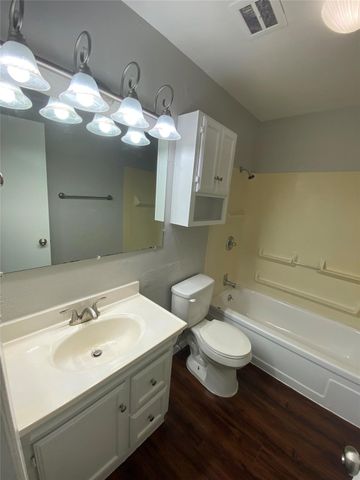 1102 Laurelhill Court, Arlington, TX 76015