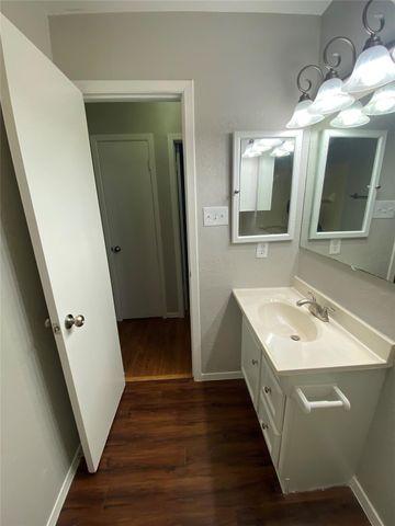 1102 Laurelhill Court, Arlington, TX 76015