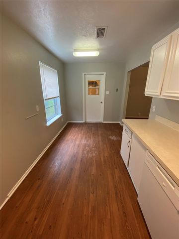 1102 Laurelhill Court, Arlington, TX 76015