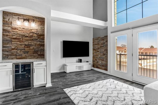 200 S Kirkwood Road 317, Kirkwood, MO 63122