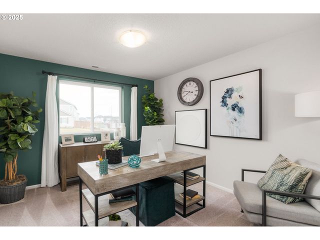 1011 Clemson St, Woodburn, OR 97071