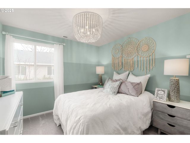 1011 Clemson St, Woodburn, OR 97071