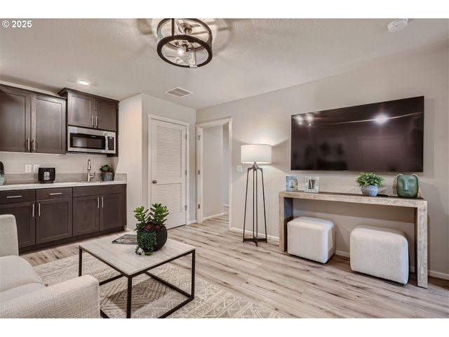 1011 Clemson St, Woodburn, OR 97071