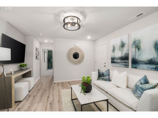 1011 Clemson St, Woodburn, OR 97071