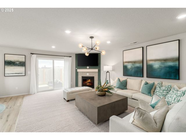 1011 Clemson St, Woodburn, OR 97071