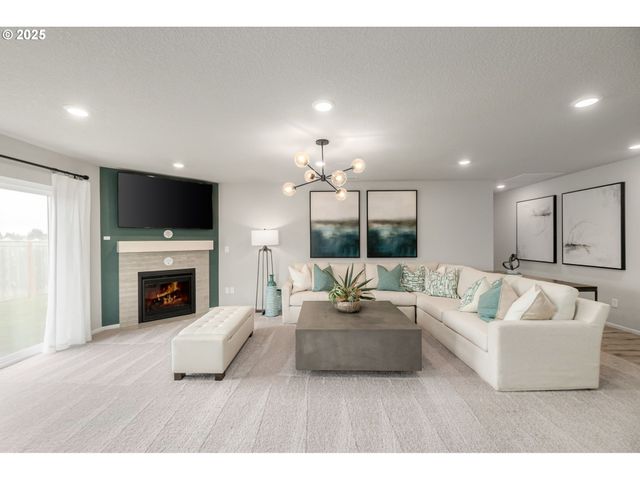 1011 Clemson St, Woodburn, OR 97071