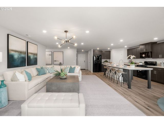 1011 Clemson St, Woodburn, OR 97071