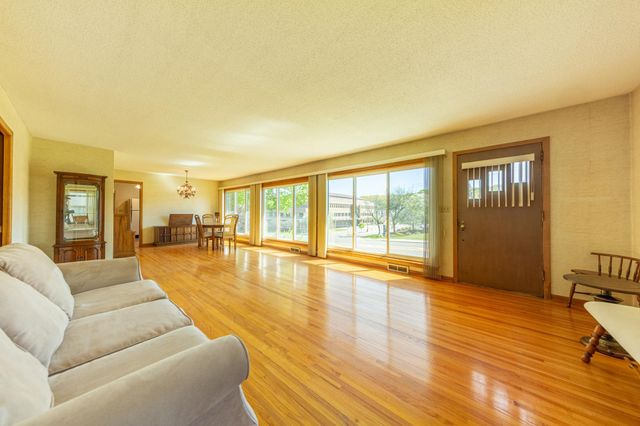 223 Central Avenue N, Wayzata, MN 55391