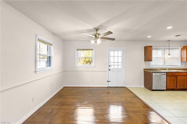 4 Garland DR, Newport News, VA 23606