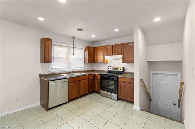 4 Garland DR, Newport News, VA 23606