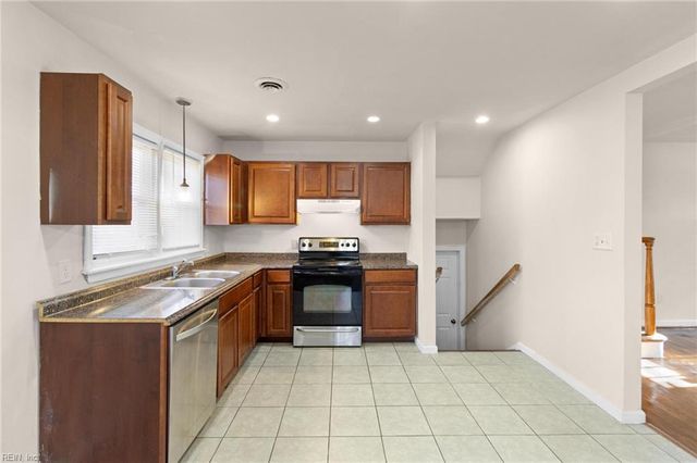 4 Garland DR, Newport News, VA 23606