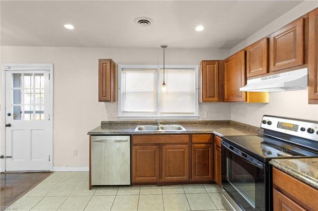 4 Garland DR, Newport News, VA 23606