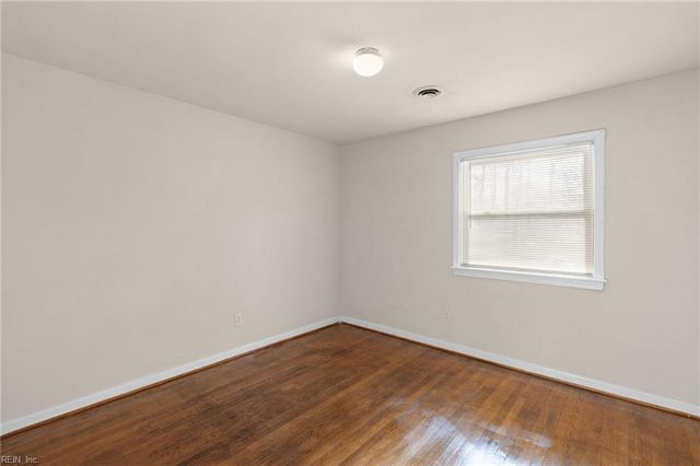 4 Garland DR, Newport News, VA 23606