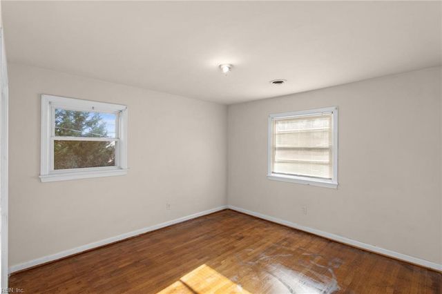 4 Garland DR, Newport News, VA 23606