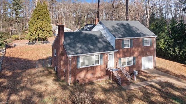 4 Garland DR, Newport News, VA 23606
