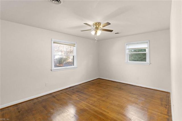 4 Garland DR, Newport News, VA 23606