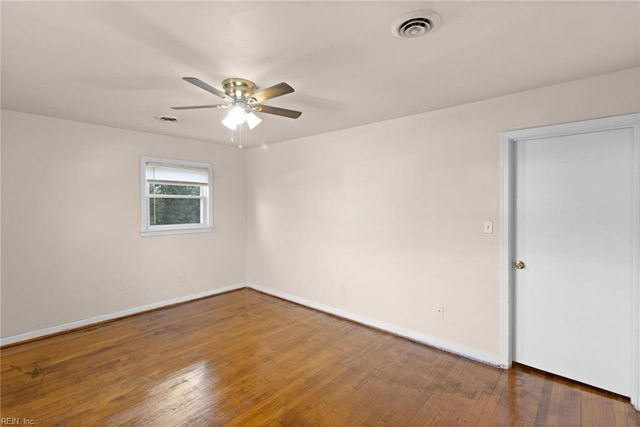 4 Garland DR, Newport News, VA 23606