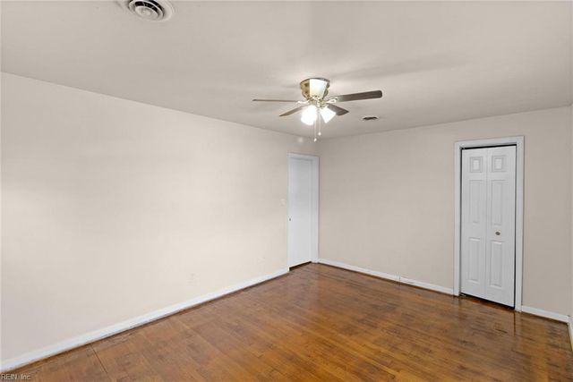 4 Garland DR, Newport News, VA 23606