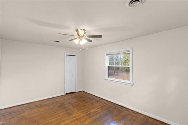 4 Garland DR, Newport News, VA 23606