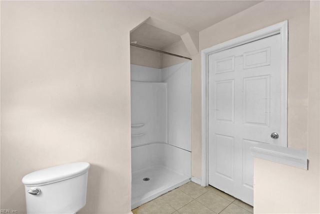 4 Garland DR, Newport News, VA 23606