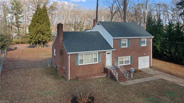 4 Garland DR, Newport News, VA 23606