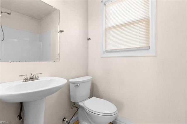 4 Garland DR, Newport News, VA 23606