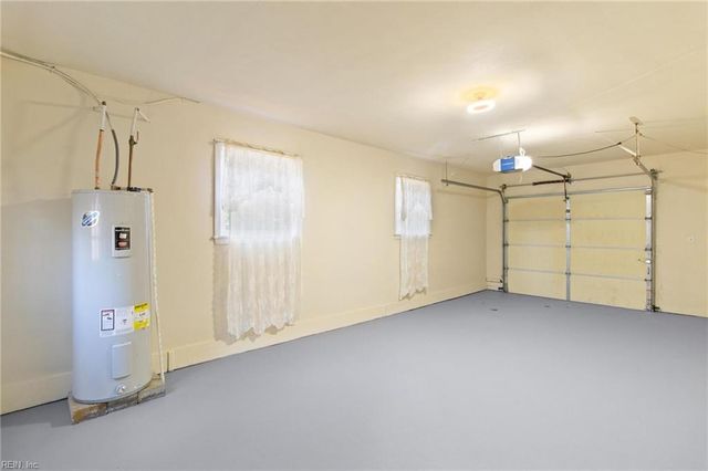 4 Garland DR, Newport News, VA 23606