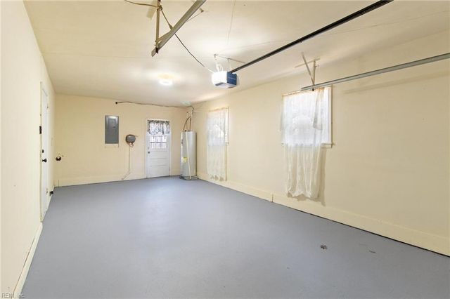 4 Garland DR, Newport News, VA 23606