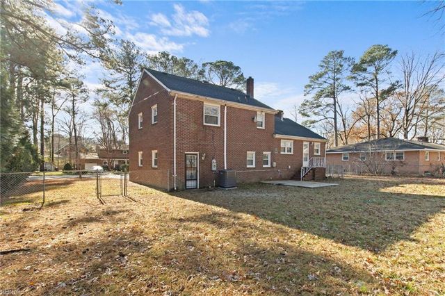 4 Garland DR, Newport News, VA 23606