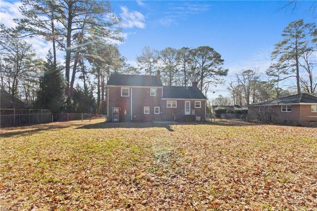 4 Garland DR, Newport News, VA 23606