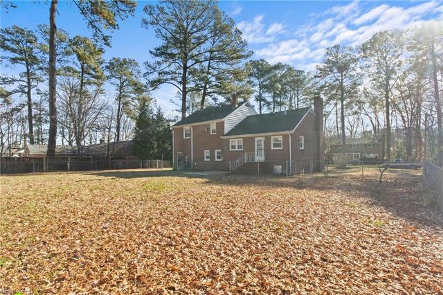 4 Garland DR, Newport News, VA 23606