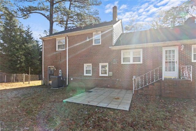 4 Garland DR, Newport News, VA 23606
