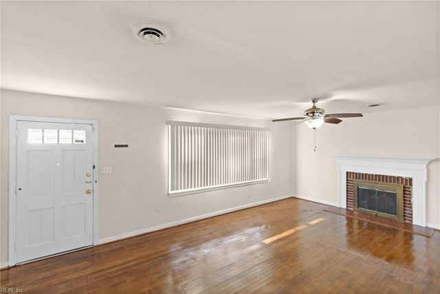 4 Garland DR, Newport News, VA 23606