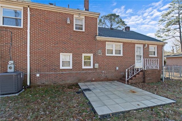 4 Garland DR, Newport News, VA 23606