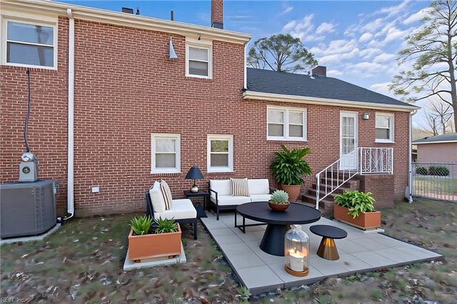 4 Garland DR, Newport News, VA 23606