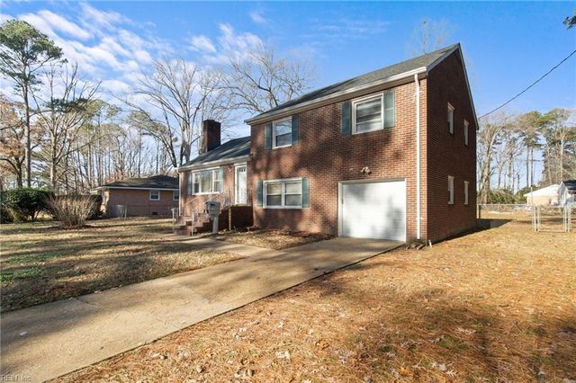 4 Garland DR, Newport News, VA 23606