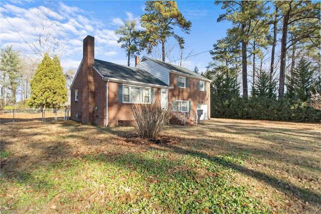 4 Garland DR, Newport News, VA 23606