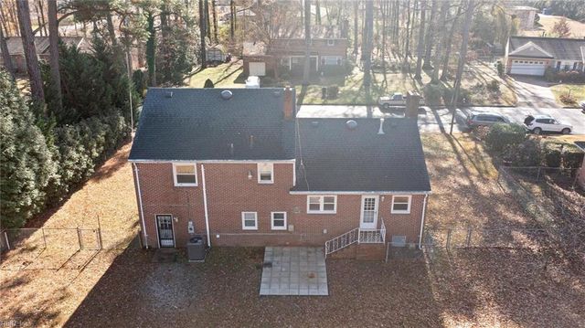 4 Garland DR, Newport News, VA 23606