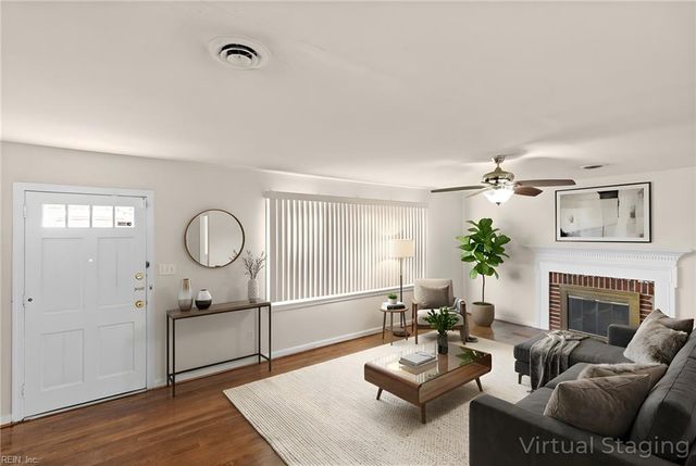 4 Garland DR, Newport News, VA 23606