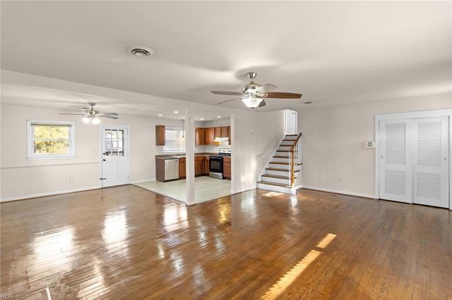 4 Garland DR, Newport News, VA 23606