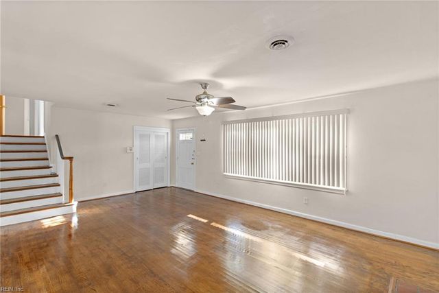 4 Garland DR, Newport News, VA 23606